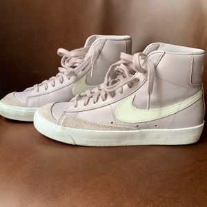 Nike Women’s Blazer mid 77